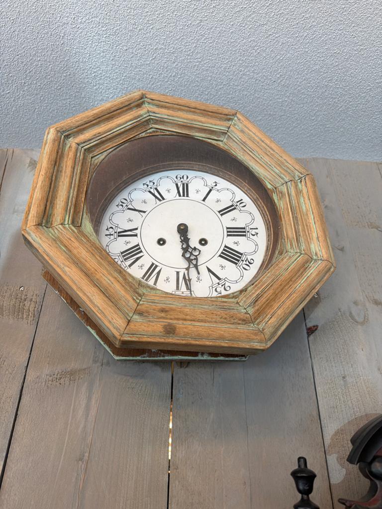 Antieke houten wandklok, Ophalen