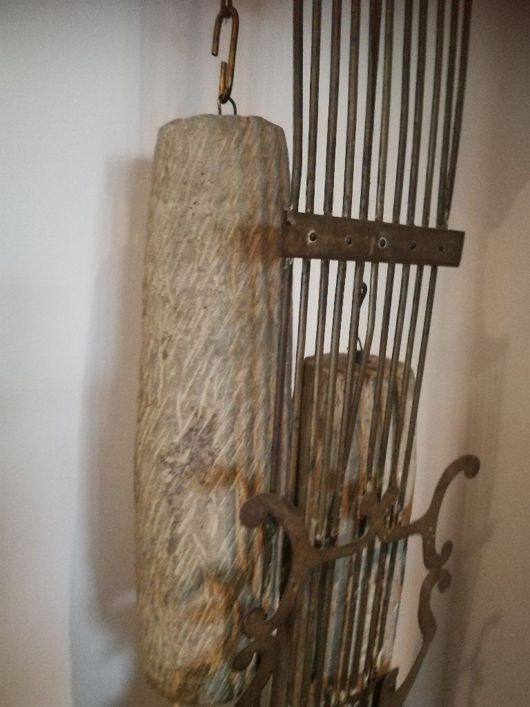 Antieke klok, A. Lefevre, gewichten in zandsteen aan touw., Ophalen