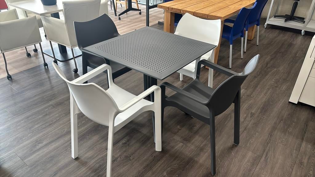 Kunststof tafel met stoelen., Tuin en Terras, Tuinsets en Loungesets, Ophalen, Zo goed als nieuw, Kunststof