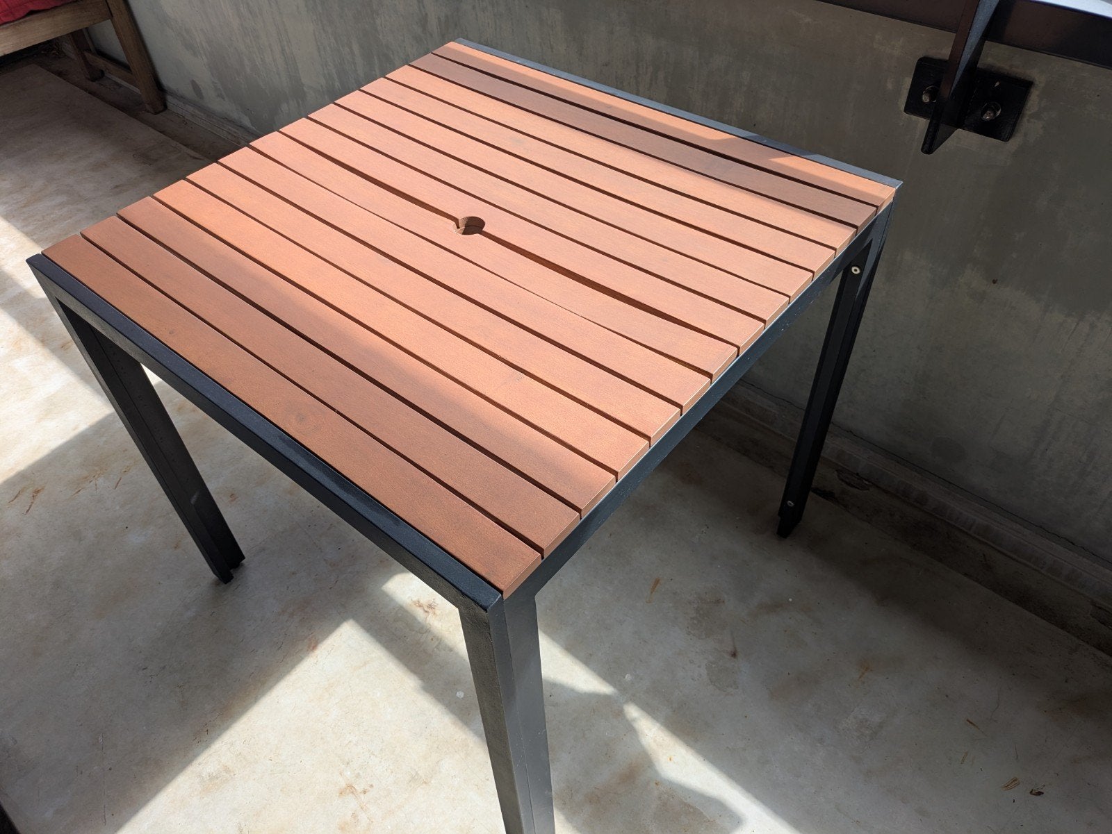 Tuin of balkon eettafel hardhout met metalen frame, Ophalen, Gebruikt, Vierkant, Metaal