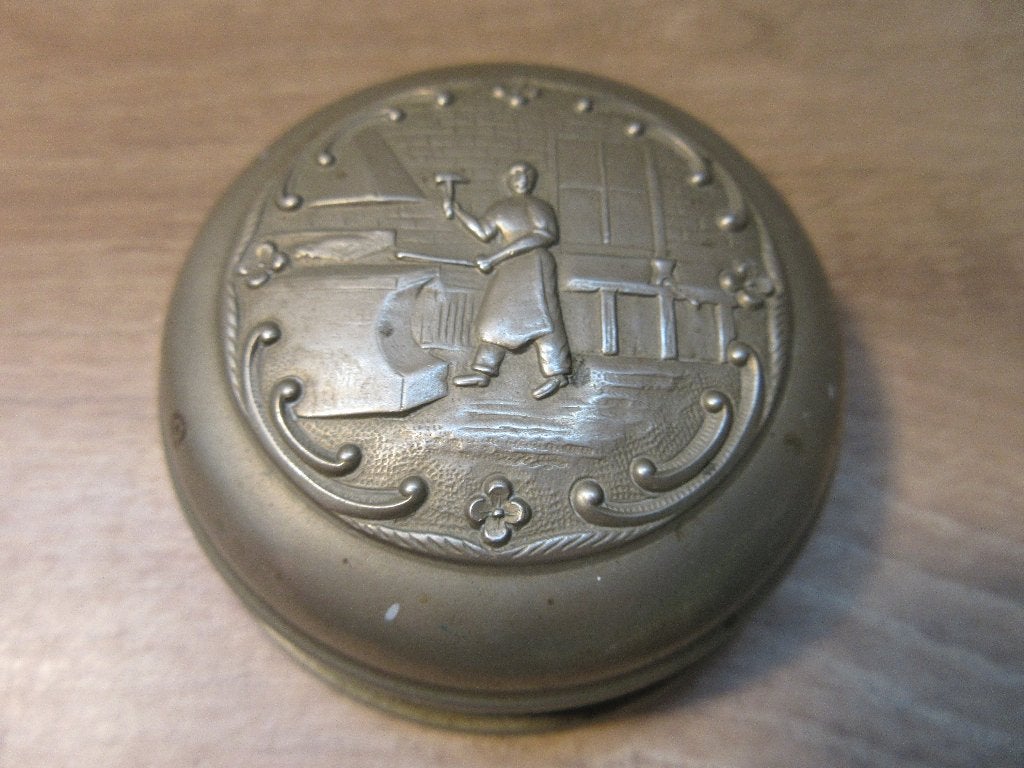 Tinnen dop met relief van een smid, Ophalen of Verzenden