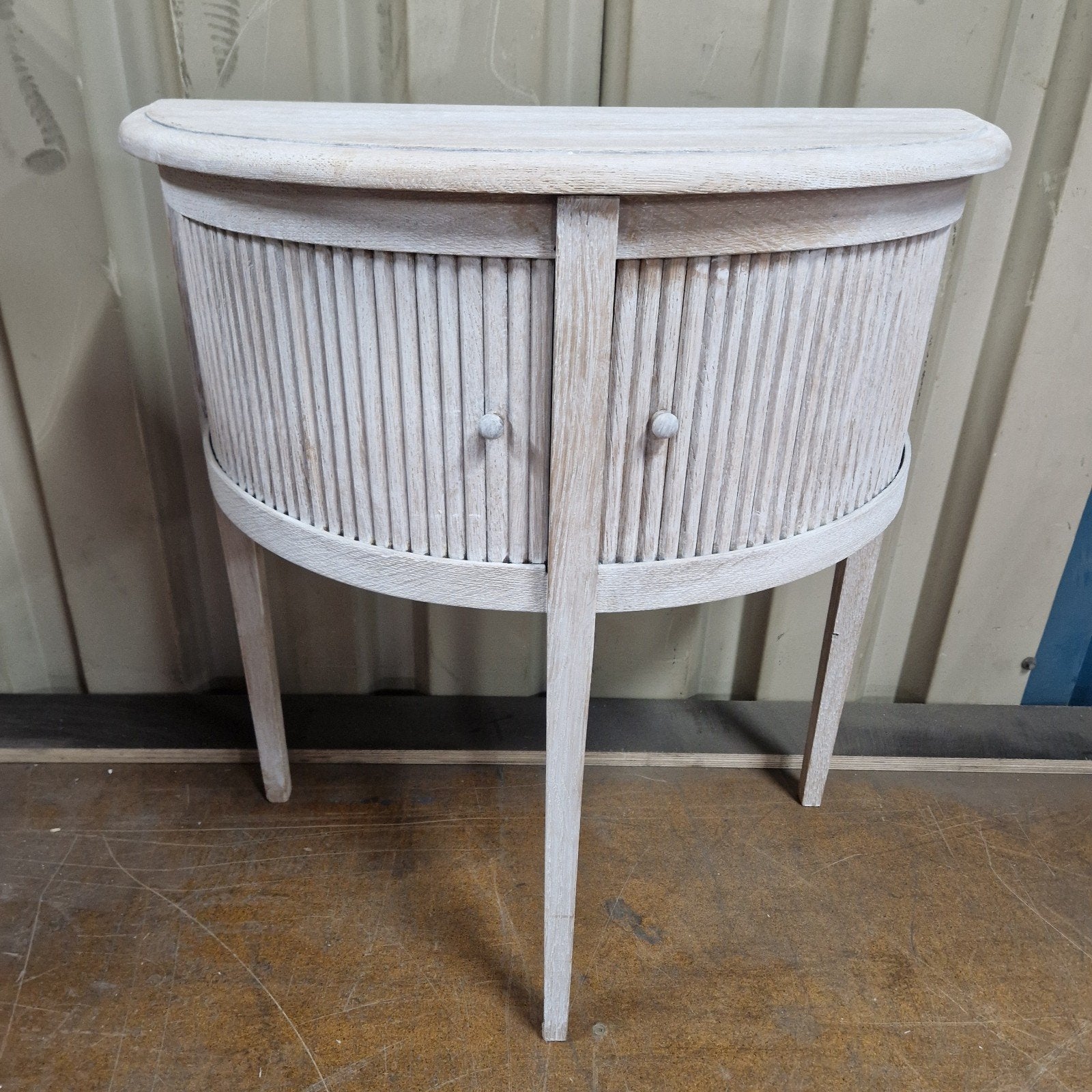 Whitewash Halfrond Bijzettafeltje met Schuifdeuren, 45 tot 60 cm, Gebruikt, Overige vormen, Hout