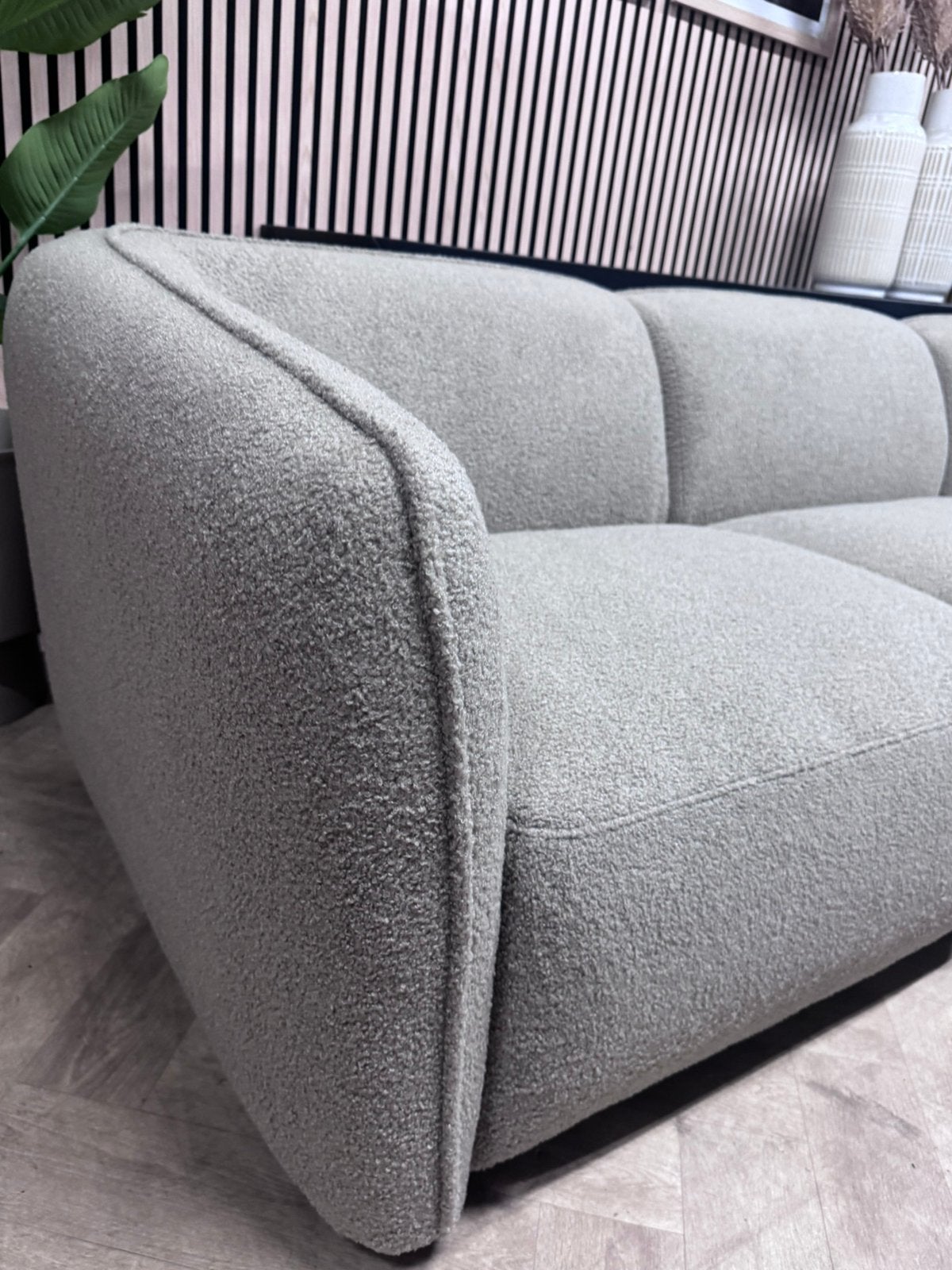 SHOWMODEL | Organische Bouclé Hoekbank - Taupe - 275 x 150, 250 tot 300 cm, -, -, Hoekbank