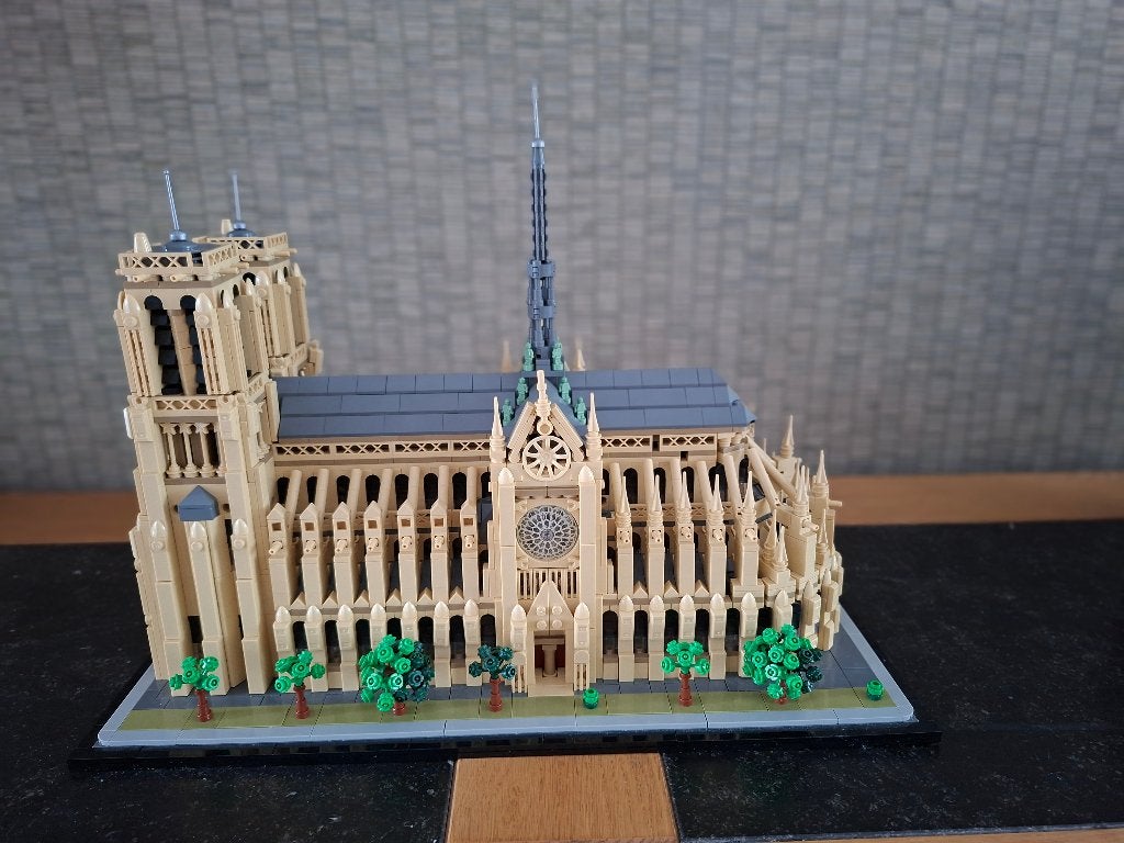 LEGO Architecture Notre-Dame de Paris (21061) compleet, Ophalen, Zo goed als nieuw, 1:50 of kleiner, Diorama