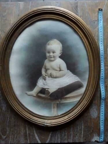 grote oude foto van in gekleurde baby in lijst zie fotos, Antiek en Kunst, Curiosa en Brocante, Ophalen of Verzenden