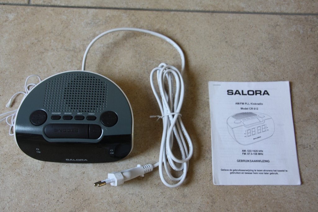 Salora klokradio met wekker. Model CR612., Ophalen of Verzenden, Zo goed als nieuw, Radio