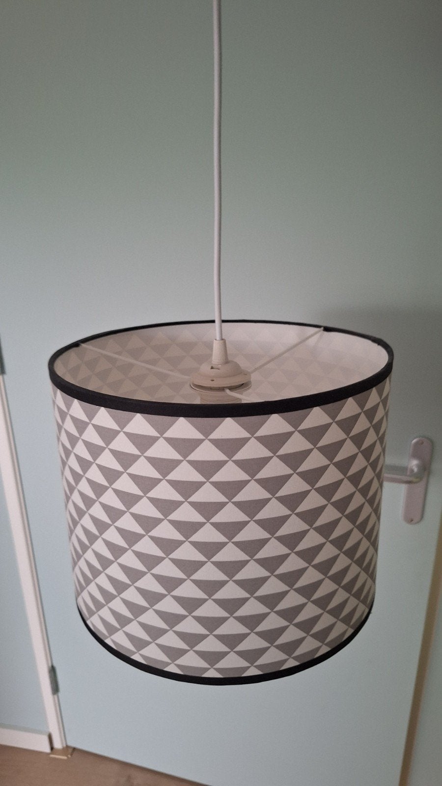Leuke hanglamp voor kinderkamer - Grijs/wit driehoek patroon, Ophalen, Modern, Speels, E27 (groot), Textiel