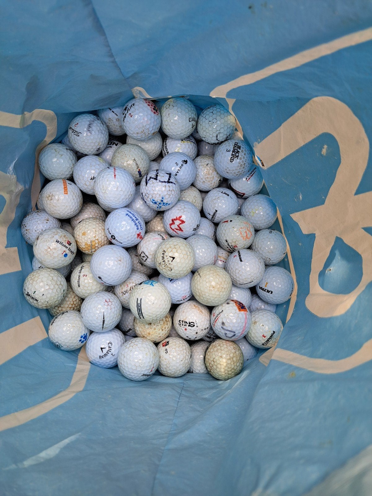 125 gebruikte golfballen van diverse merken, Sport en Fitness, Ophalen