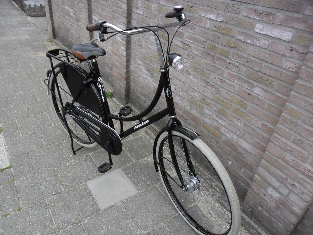 Omafiets zwart 58 cm frame 28 met 3 versnellingen nieuwstaat, Fietsen en Brommers, Fietsen | Dames | Omafietsen, Zo goed als nieuw