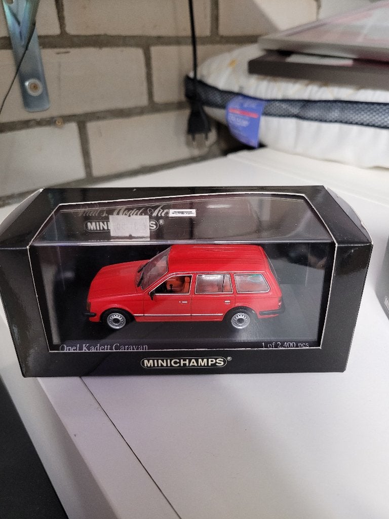 opel kadett d caravan 1979 red minichamps 1:43, Hobby en Vrije tijd, Modelauto's | 1:43, Ophalen of Verzenden, Zo goed als nieuw