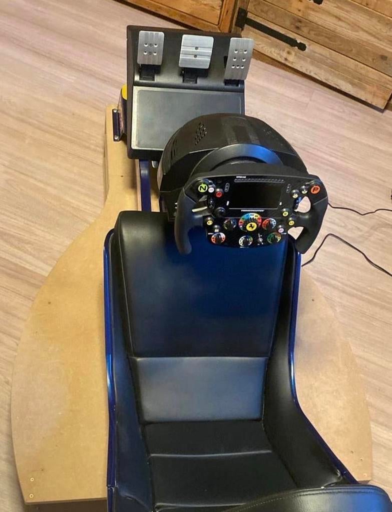 F1 Playseat van red bull met opbergruimte, Spelcomputers en Games, Games | Pc, Ophalen, Gebruikt, 1 speler, Racen en Vliegen