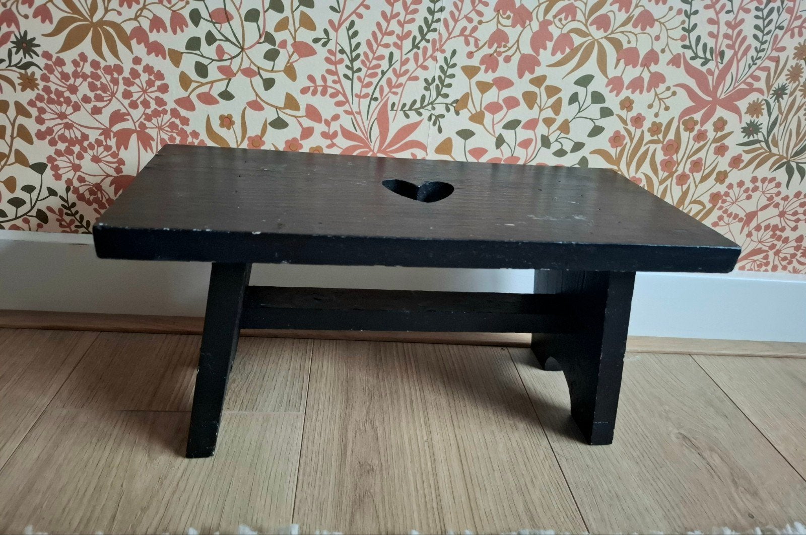 Zwart houten krukje met hartje - 38x18 cm, Huis en Inrichting, Ophalen, Gebruikt, Hout