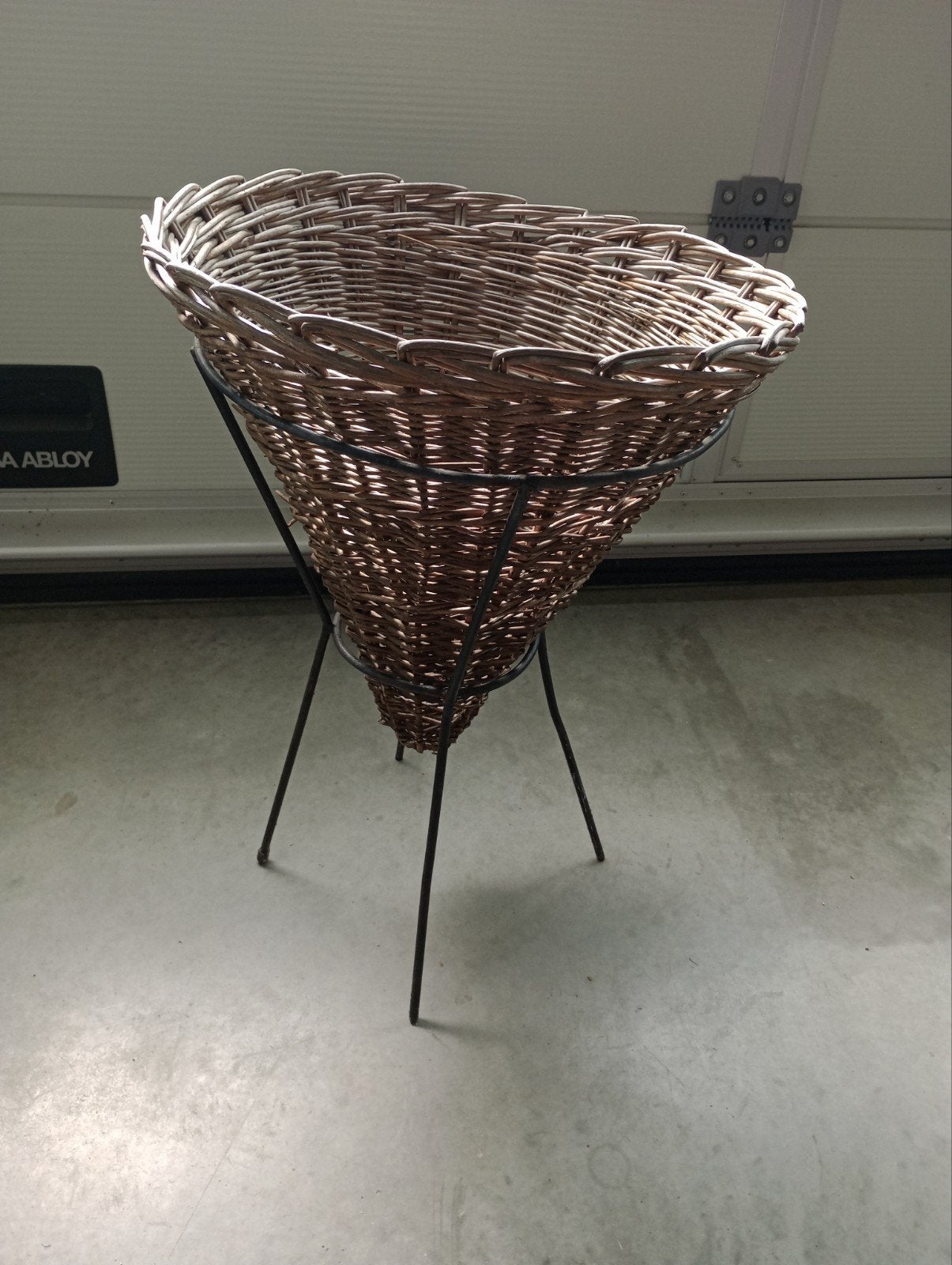 Vintage rieten plantenmand op metalen standaard, Ophalen, Vintage, Gebruikt, Natuurlijk materiaal