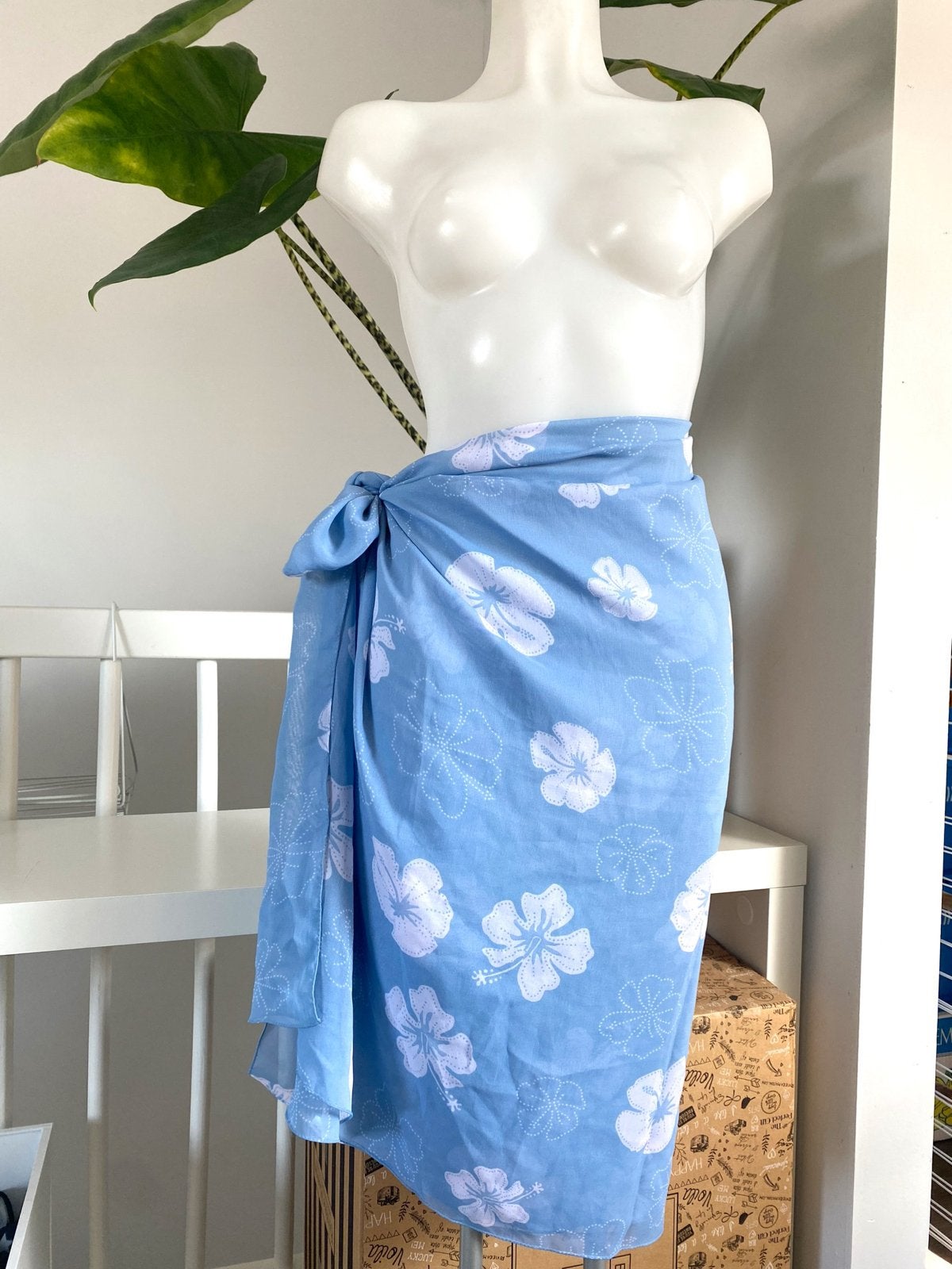 Lichtblauwe Sarong met Witte Bloemenprint, Maat 38/40 (M), Blauw, Ophalen of Verzenden, Zo goed als nieuw