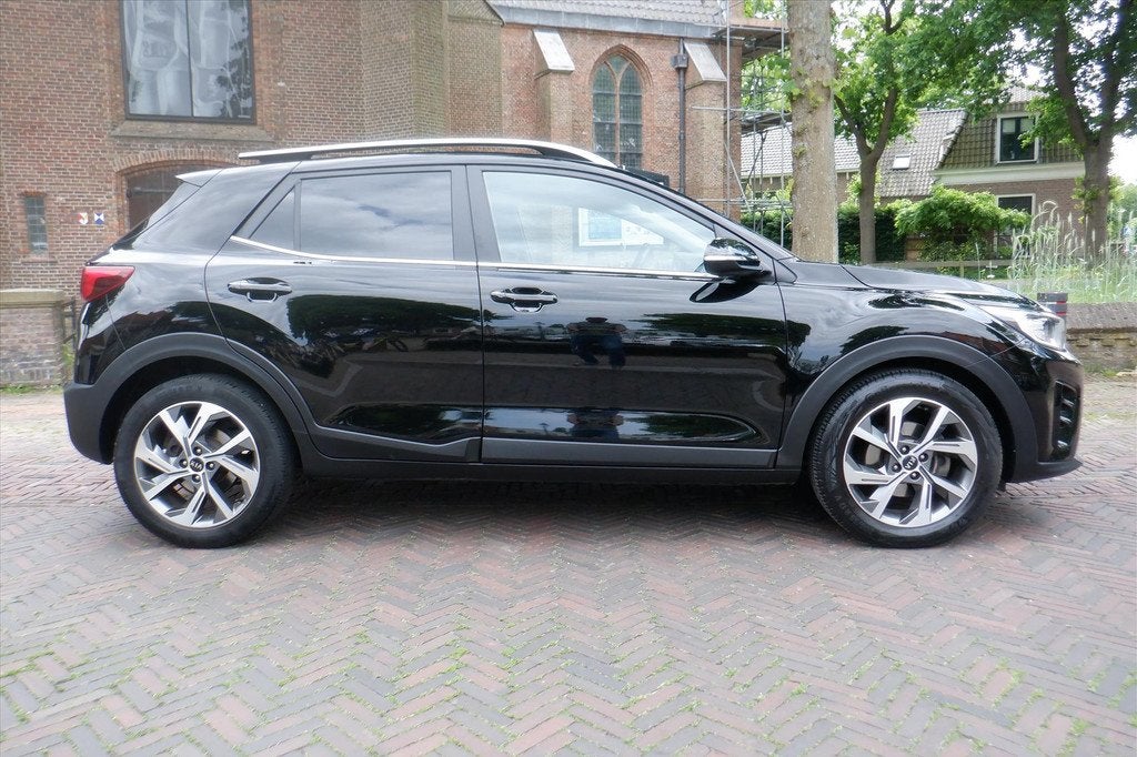 Kia Stonic 1.0 T-GDi 120pk DCT7 GT-Line -CAMERA -BOVAG, 450 kg, Gebruikt, Leder en Stof, Zwart