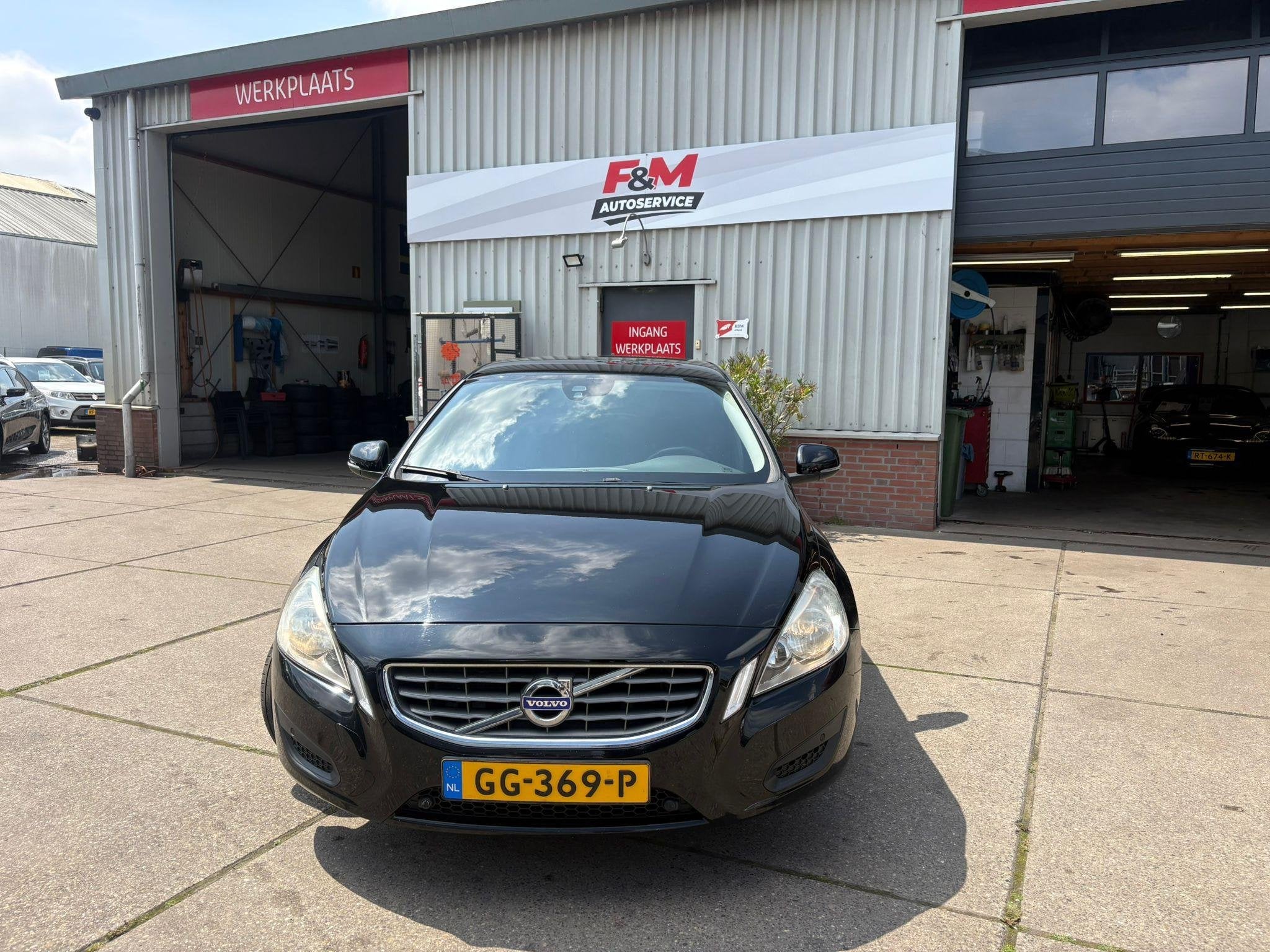 Volvo V60 1.6 T3 Kinetic Clima, cruise, pdc, trekhaak, Auto's, Volvo, Voorwielaandrijving, Gebruikt, Zwart, 4 cilinders