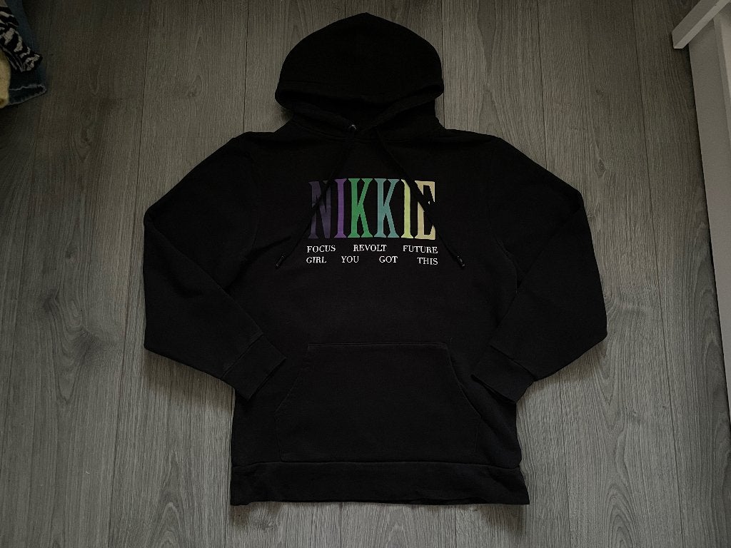 Nikkie plessen logo kleuren trui sweater hoodie mt 36, Zwart, Ophalen of Verzenden, Zo goed als nieuw, Nikkie