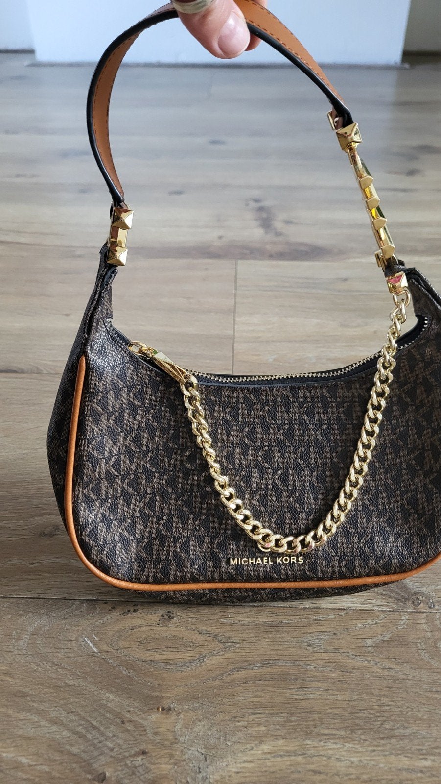 Michael Kors Schoudertasje - Bruin met MK-logo, Ophalen of Verzenden, Zo goed als nieuw, Bruin, Schoudertasje