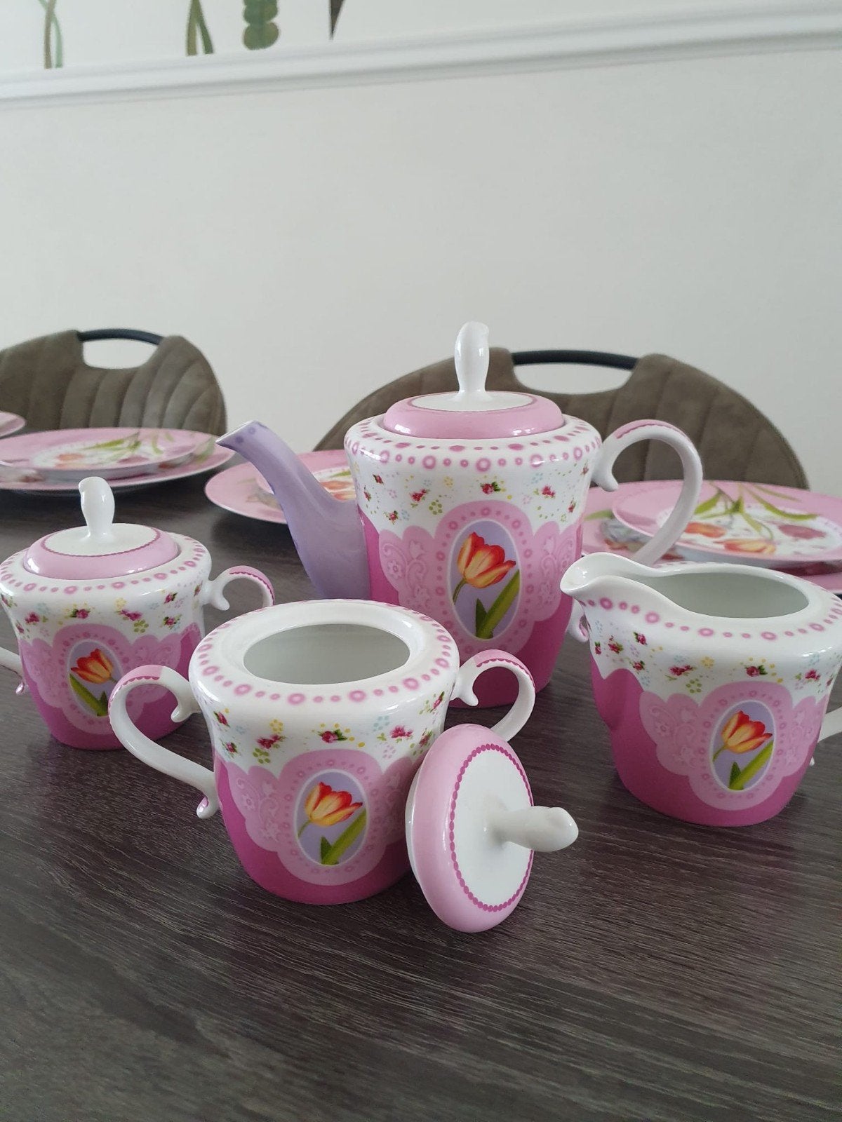 Compleet servies met theeservies en diverse borden, Keramiek, Ophalen of Verzenden, Zo goed als nieuw, Overige stijlen
