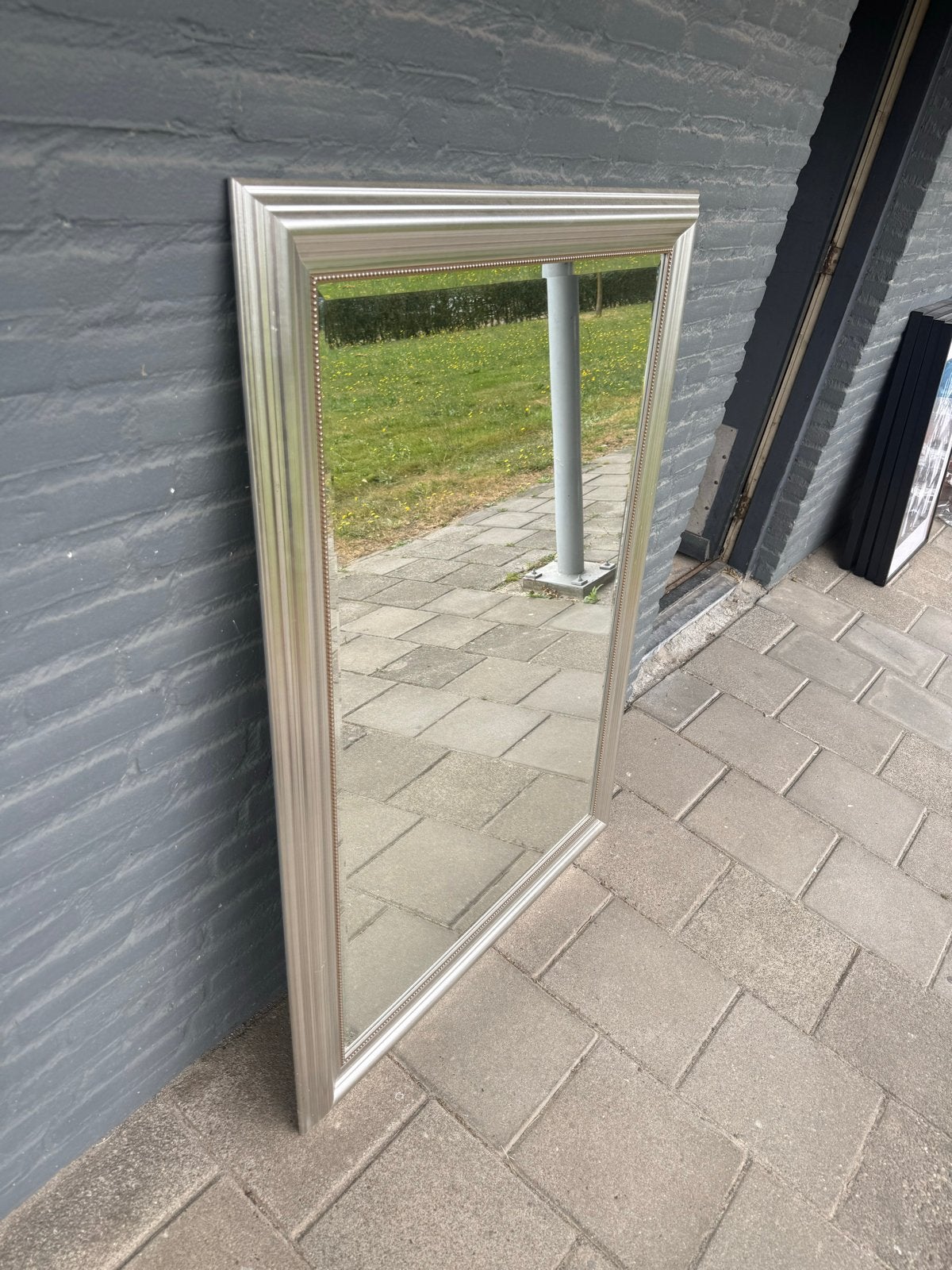 Grote spiegel met zilverkleurige lijst maten zijn 94x130 cm, Ophalen, Gebruikt, 100 tot 150 cm, Vierkant
