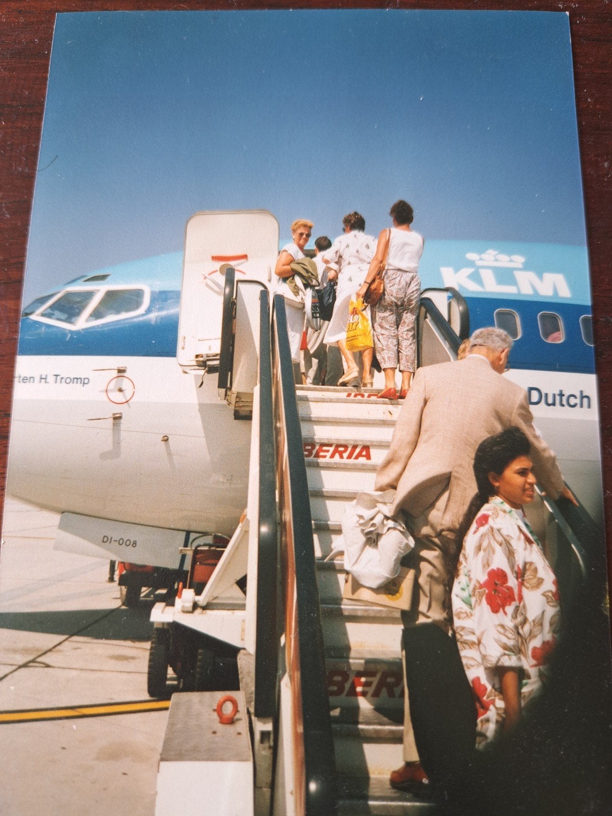 Vintage foto: Passagiers stappen in KLM vliegtuig, Ophalen of Verzenden, Gebruikt, Overige typen