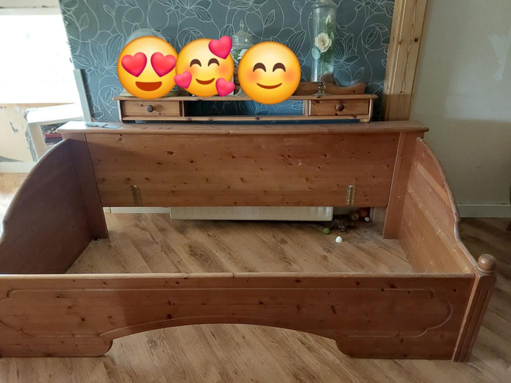 Grenen bed met hoofdbord en opbergplankje, Gebruikt, 90 cm, Eenpersoons, Bruin