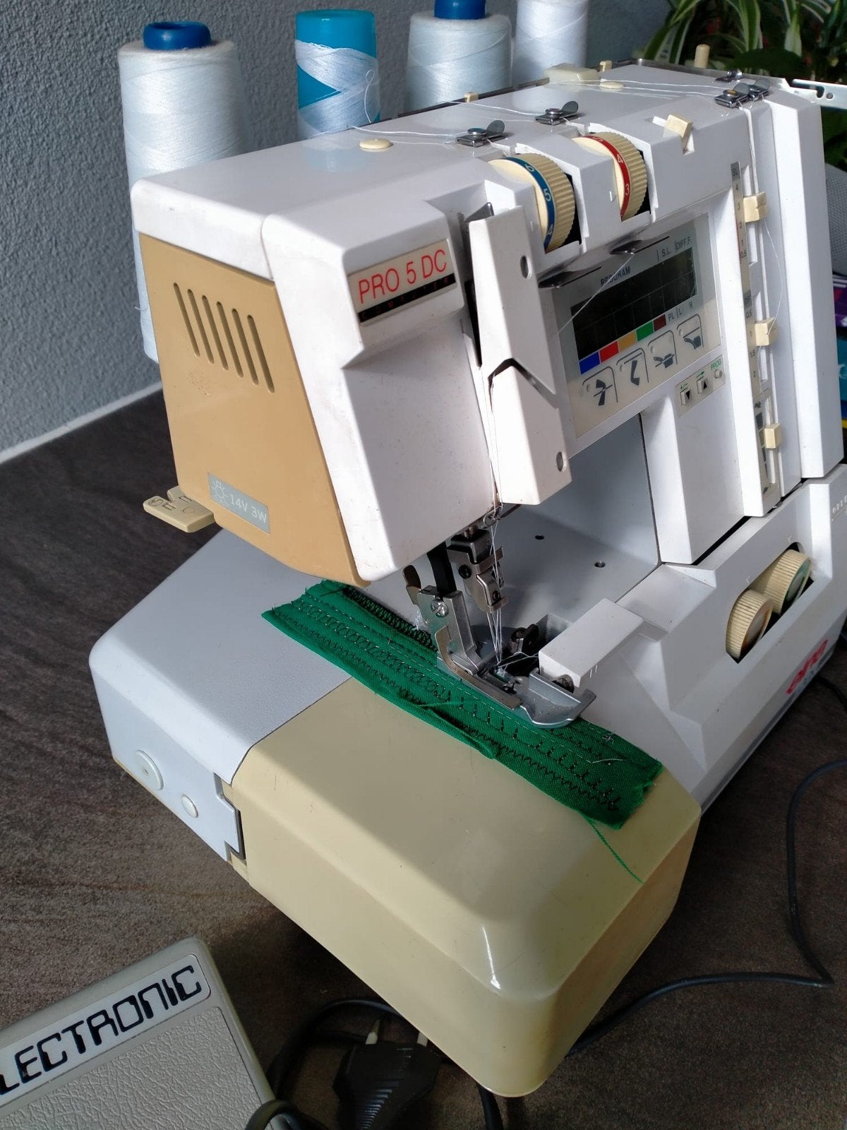 Elna PRO 5 DC Lockmachine, Ophalen, Gebruikt, Lockmachine, Overige merken