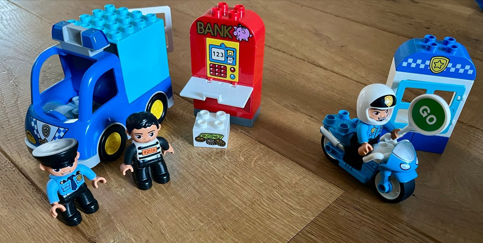 Lego Duplo 2x Politie Sets: Motor + Patrouillewagen & Bank, Ophalen, Zo goed als nieuw, Compleet, Duplo