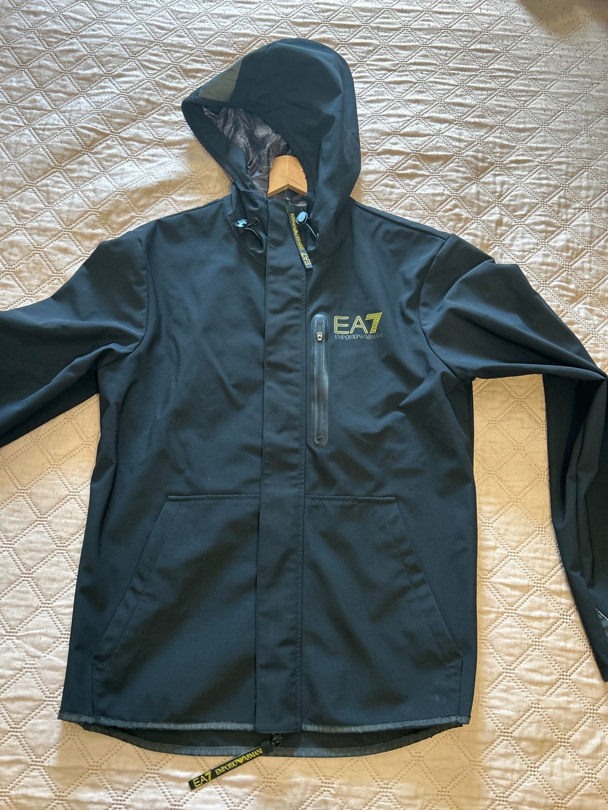 EA7 Emporio Armani jas - Zwart met geel logo, Kleding | Heren, Ophalen of Verzenden, Zo goed als nieuw, Maat 52/54 (L), Zwart