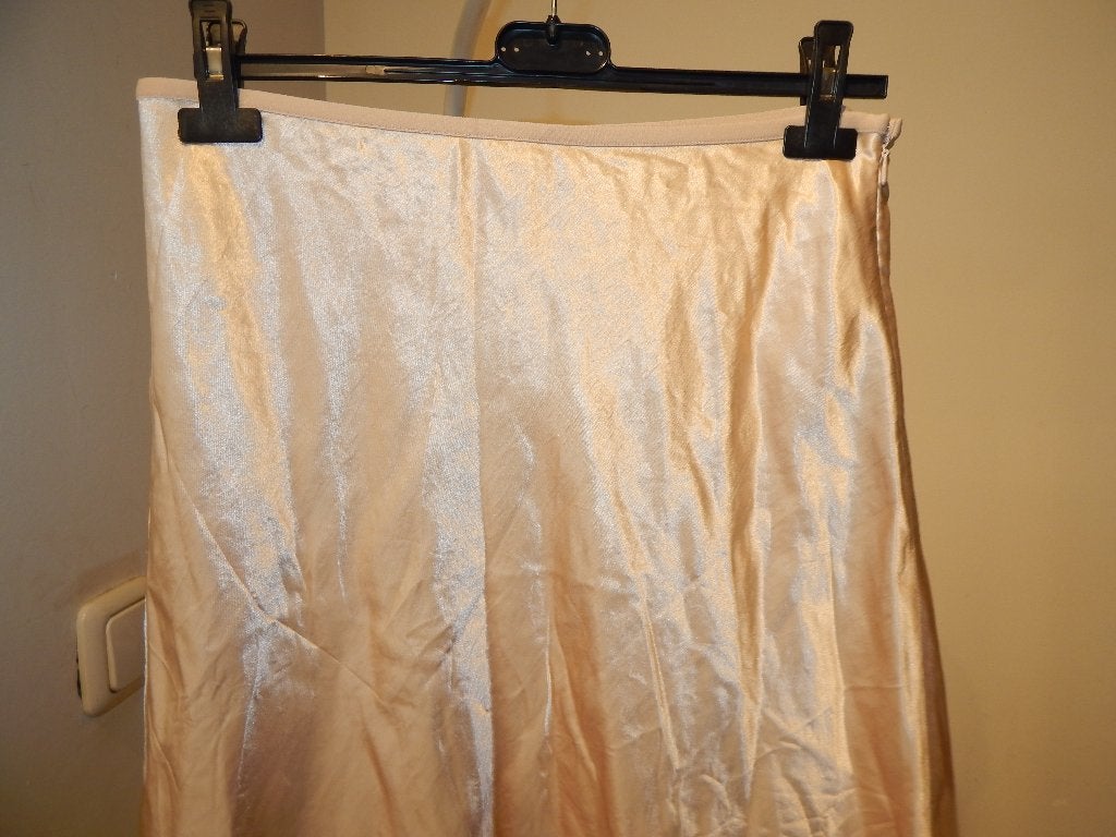 Arket lange rok beige parlemoer tint glanzende stof EU44, Kleding | Dames, Maat 38/40 (M), Verzenden, Beige, Zo goed als nieuw