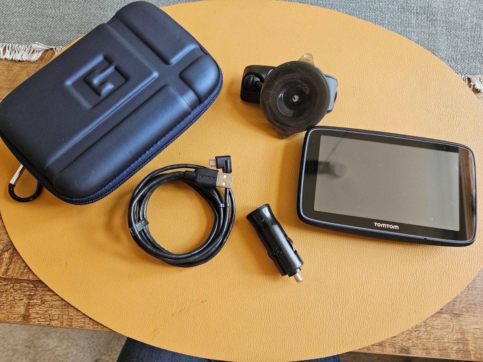 TomTom Via 35 navigatiesysteem met accessoires, Ophalen of Verzenden