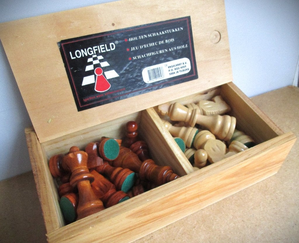 Schaakstukken in Bewaardoos~Longfield~Houten schaak, Een of twee spelers, Ophalen of Verzenden, Zo goed als nieuw, Longfield