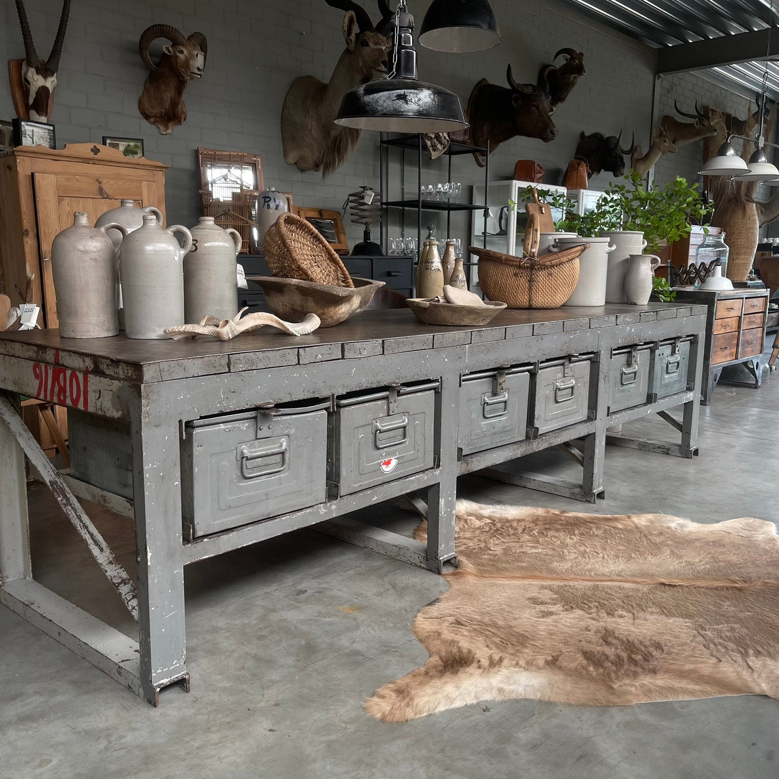 Grote oude werkbank, dressoir, toonbank, keukeneiland, Antiek en Kunst, Curiosa en Brocante, Ophalen