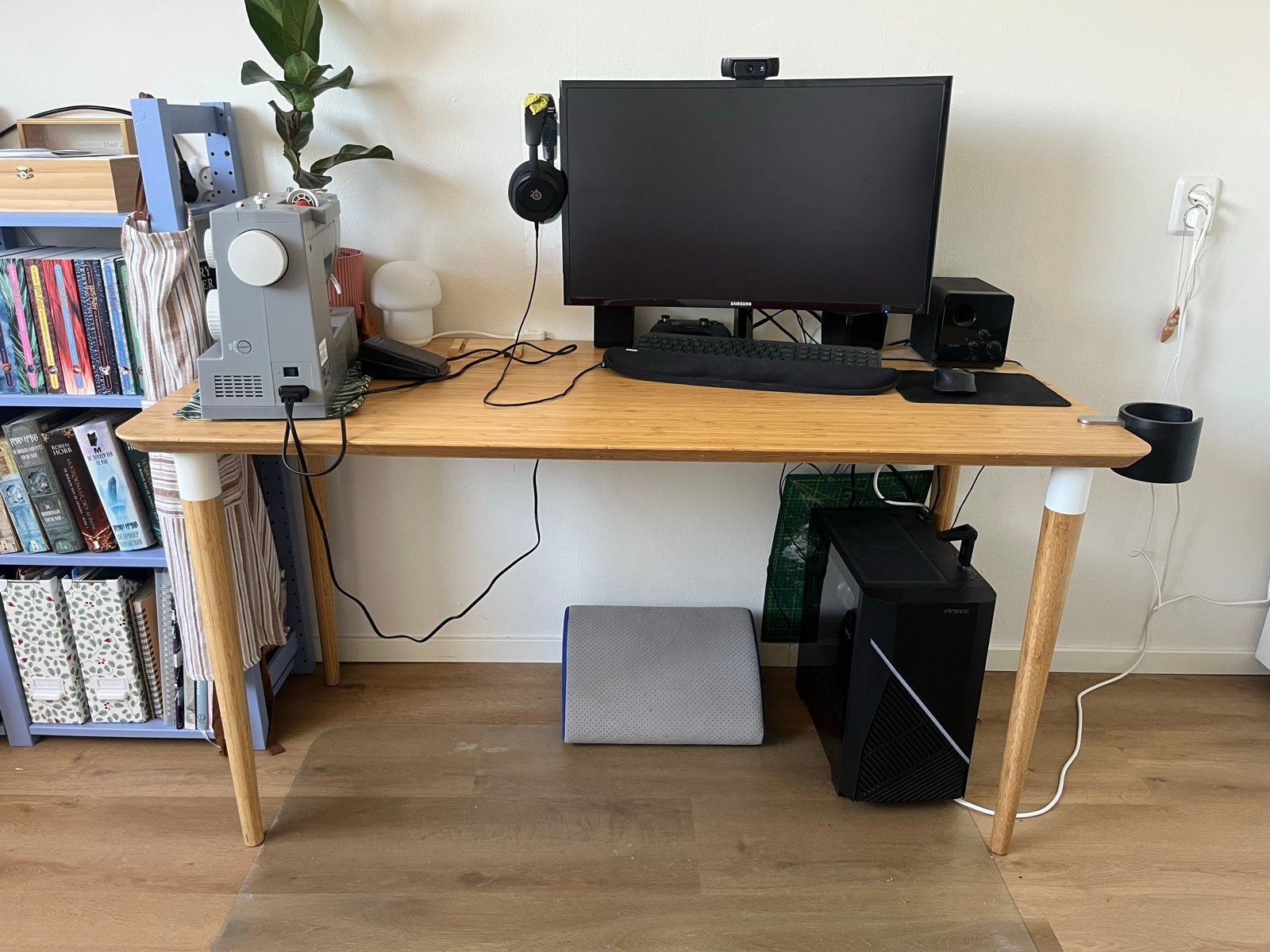 IKEA ANFALLARE / HILVER Bamboe Bureau - 140x65 cm, Ophalen, Scandinavisch, Hout, Zo goed als nieuw