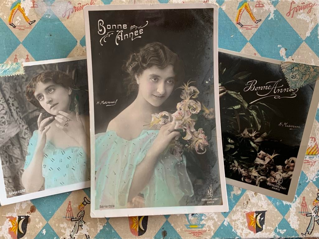 3x Nieuwjaar - Dame met lelies, Ophalen of Verzenden, Voor 1920, Gelopen, Feest(dag)