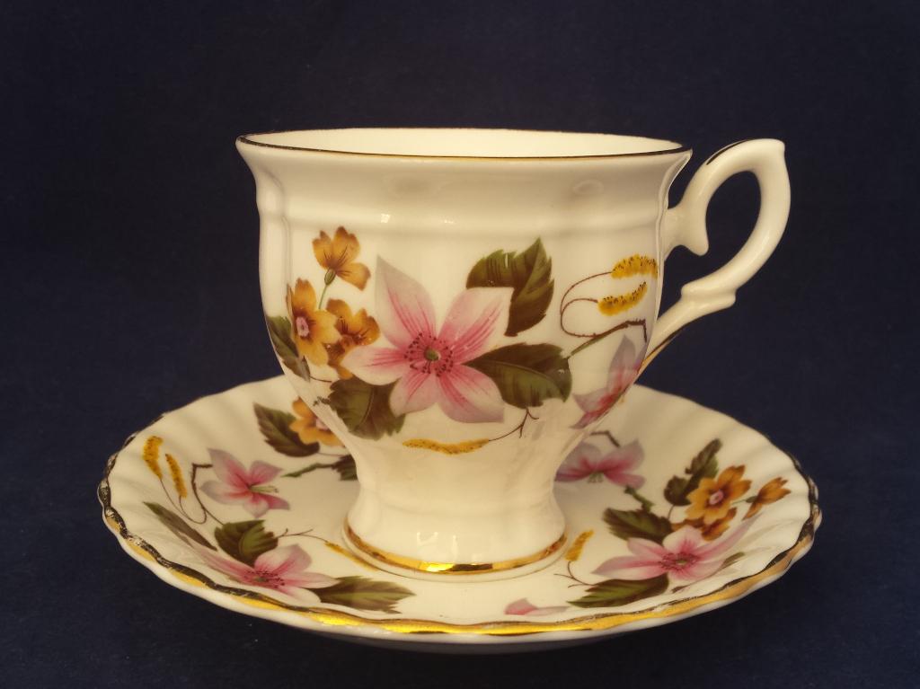 Crown Staffordshire - kop en schotel met roze bloemen, Ophalen of Verzenden