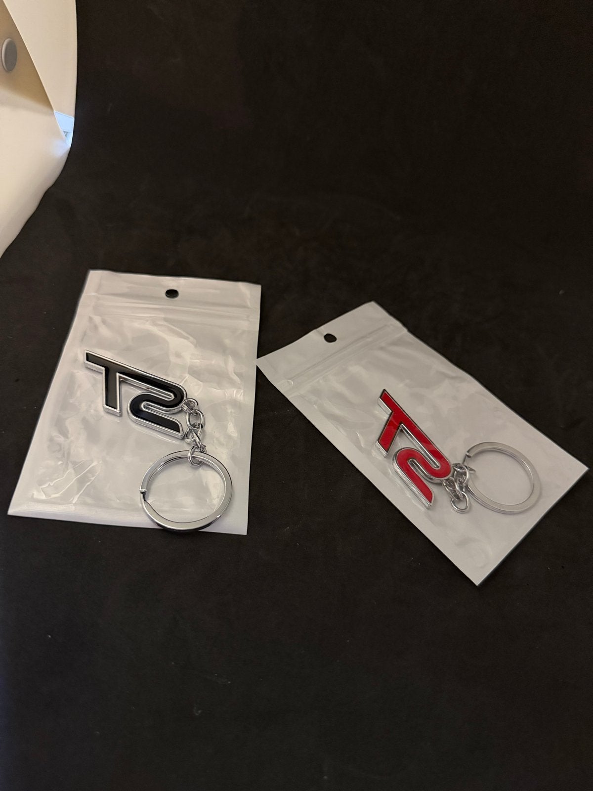 Nieuwe T2 Sleutelhangers - Zwart en Rood (2 stuks), Z, Z, Nieuw, Z
