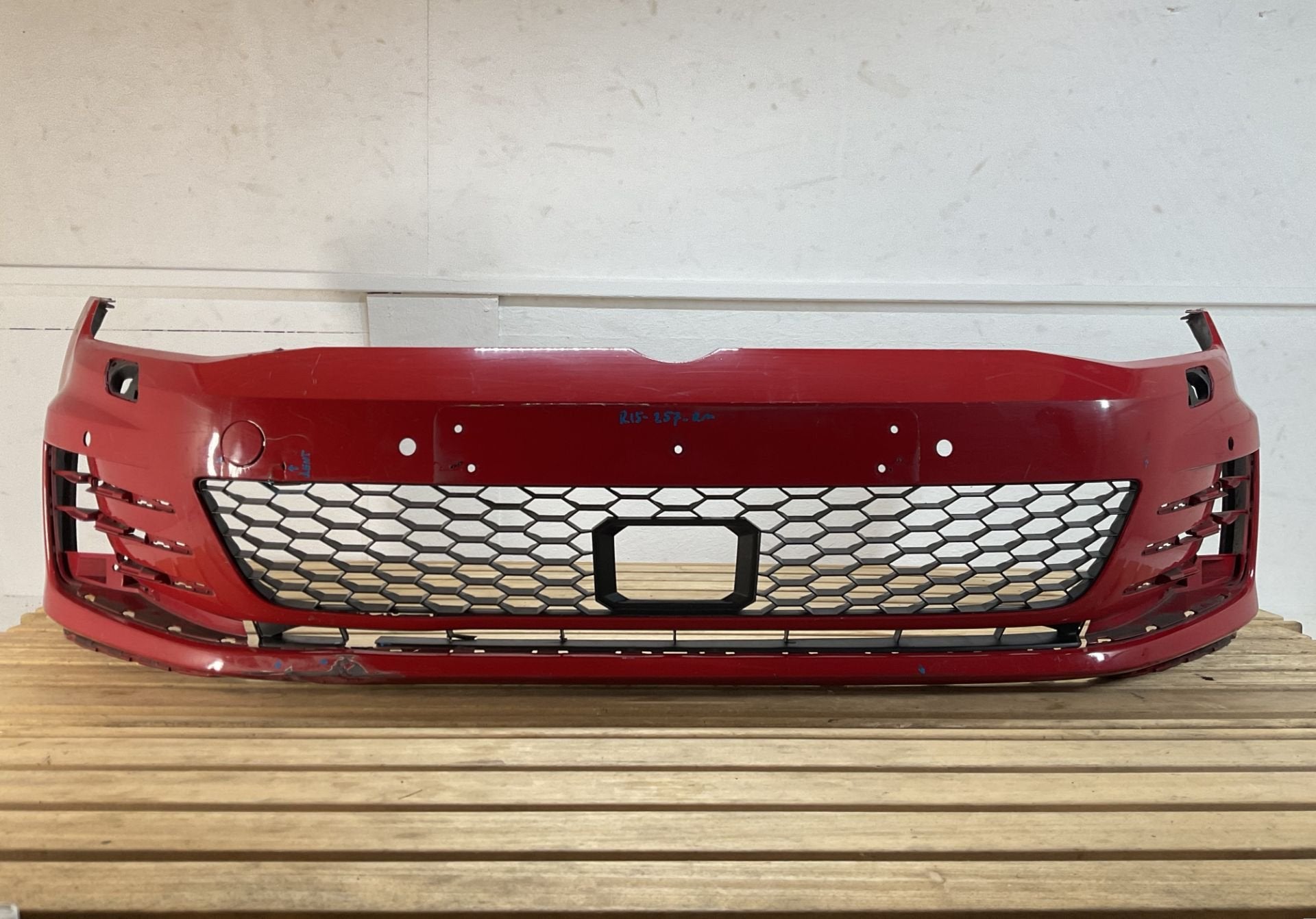 Bumper Volkswagen Golf 7 GTI GTD 5G0807221L 12-16 Voorbumper, Gebruikt, Volkswagen AG, Bumper, Berliner Ring 2
38440  Wolfsburg, DE