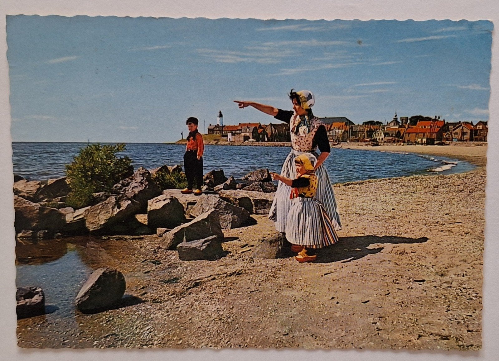 Oude ansichtkaart Urk - Mama, kind en jongen aan het water, Ophalen of Verzenden, 1980 tot heden, Gelopen, Flevoland
