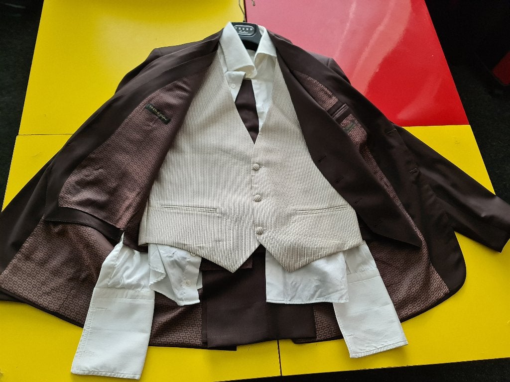 4 delige  Kostuummet 2 BruineGilet witteGilet Corneliani 94, Corneliani, Bruin, Verzenden, Nieuw