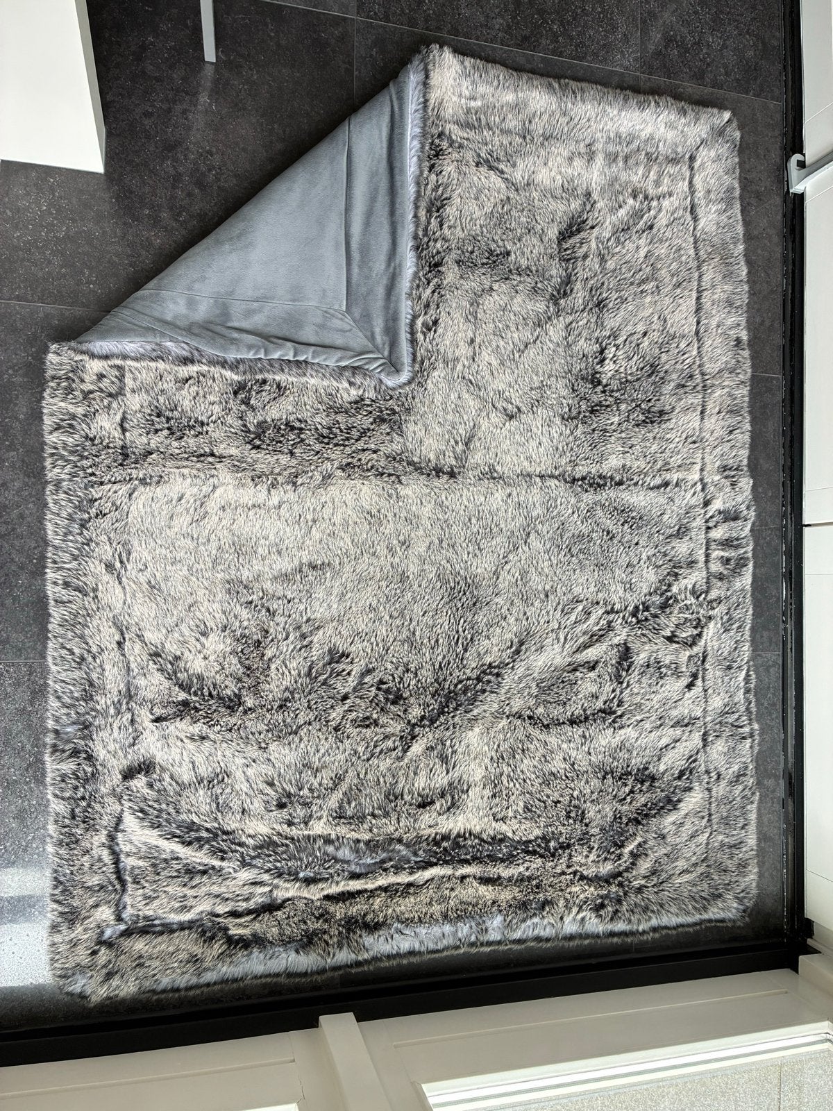 Essenza Faux Fur Plaid - Grijs - 170x135cm, Huis en Inrichting, 100 tot 150 cm, Ophalen of Verzenden, Zo goed als nieuw, 150 tot 200 cm
