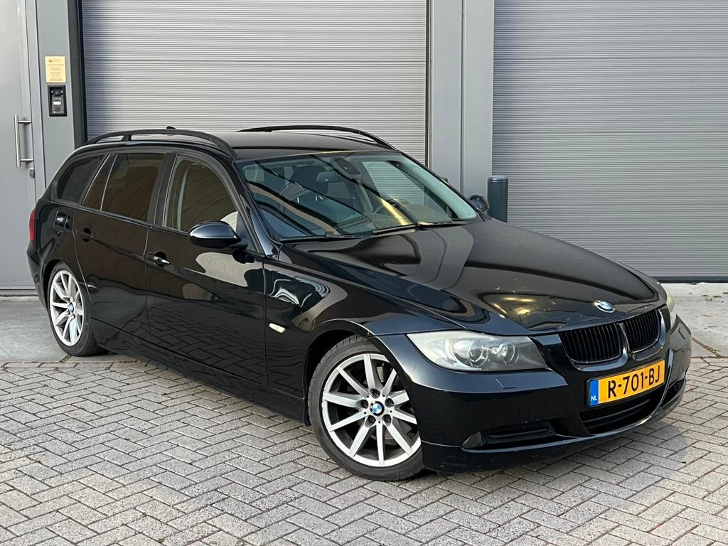 Zwarte BMW 3-Serie 320i E91 Touring 170PK/NieuweAPK/Navi/AC, Zwart, 4 cilinders, 226 €/maand, Handgeschakeld