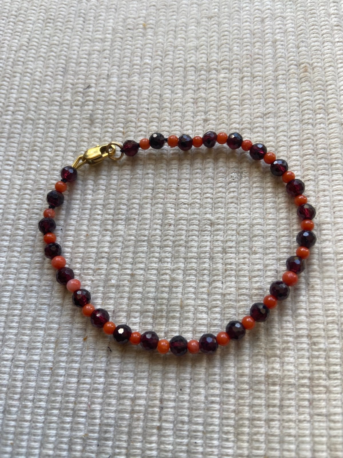 Armbandje granaatjes en bloedkoraal, Ophalen of Verzenden, Zo goed als nieuw, Overige materialen