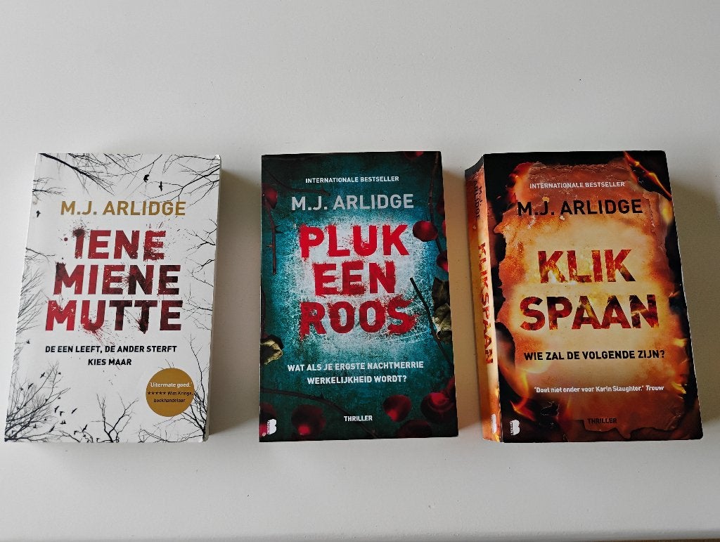 Drie boeken Arlidge Iene Miene Mutte, Pluk 'n roos,Klikspaan, Boeken, Thrillers, Ophalen of Verzenden, Gelezen, M.J. Arlidge