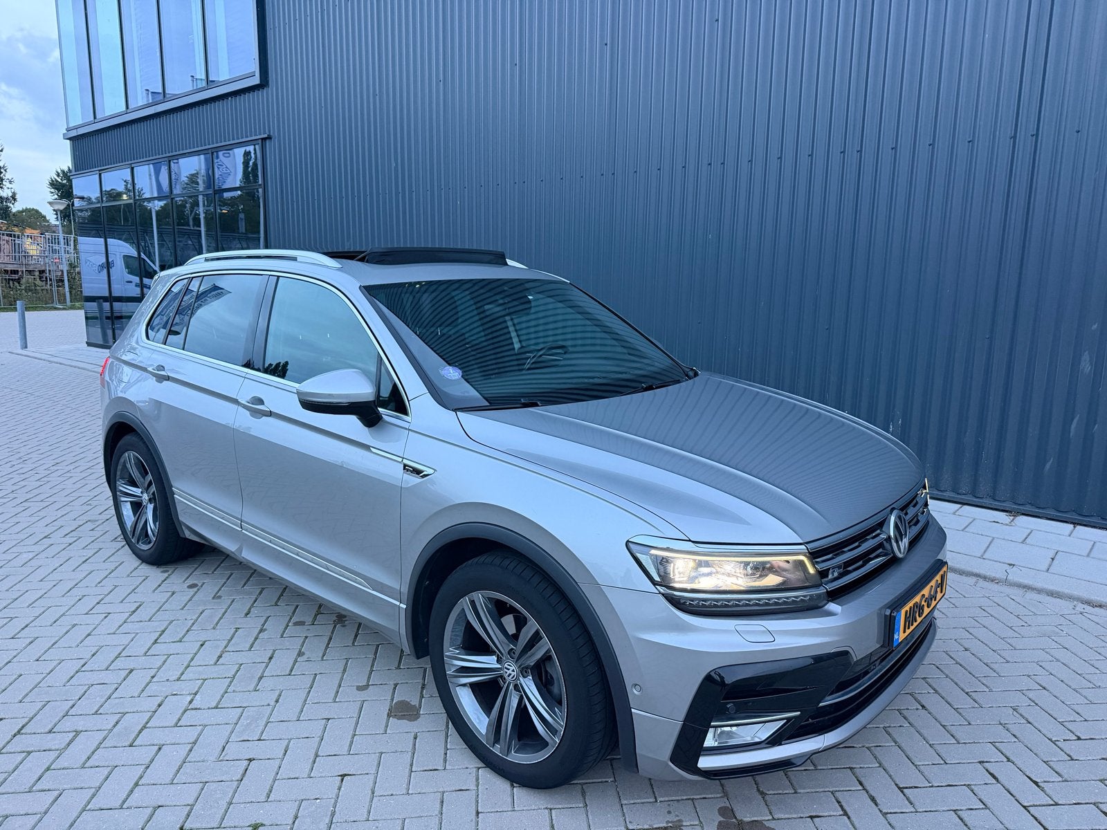 Volkswagen Tiguan 1.4 TSI R-Line Pano 150PK 6DSG Grijs, 1800 kg, Zwart, 4 cilinders, 150 pk