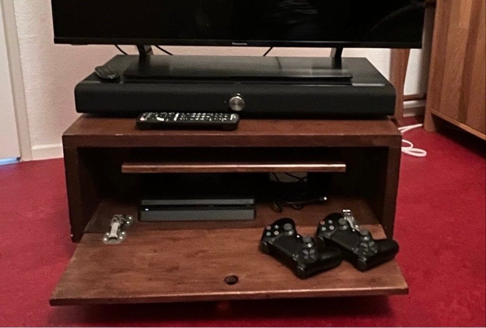 Handgemaakt houten TV meubel op wieltjes