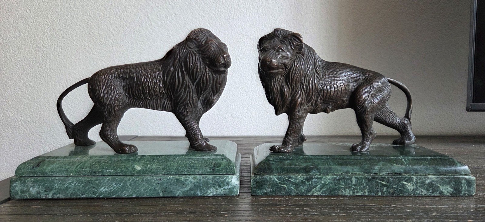Bronzen leeuwen boekensteunen (2) op marmeren voet, Antiek en Kunst, Ophalen