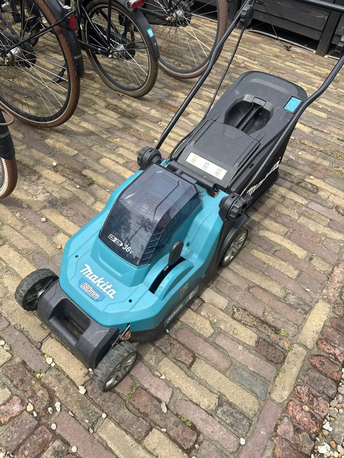 Makita Accu Grasmaaier 36V (2x18V) 380mm met lader en accu's, Ophalen, Cirkelmaaier, Gebruikt, Accu-grasmaaier