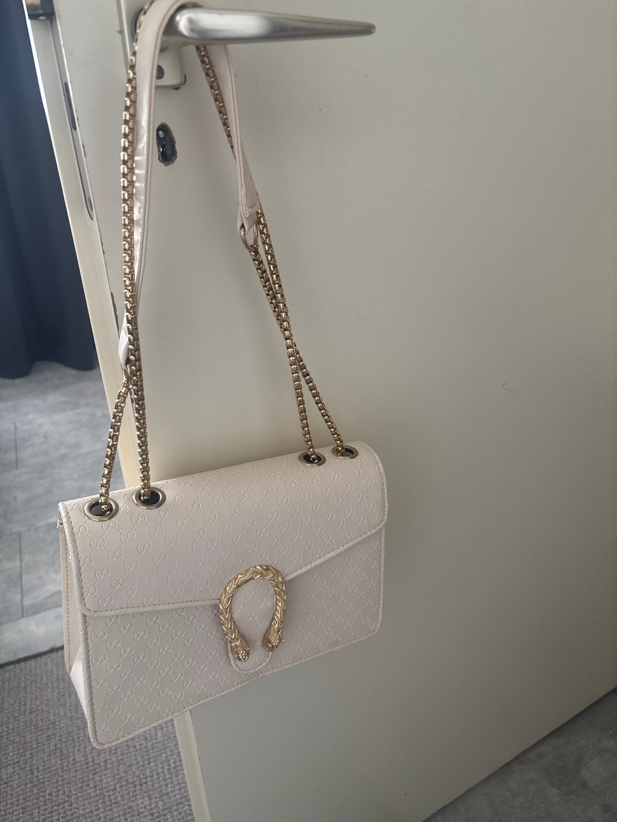 Witte schoudertas met gouden details, Sieraden, Tassen en Uiterlijk, Tassen | Damestassen, Ophalen of Verzenden, Zo goed als nieuw