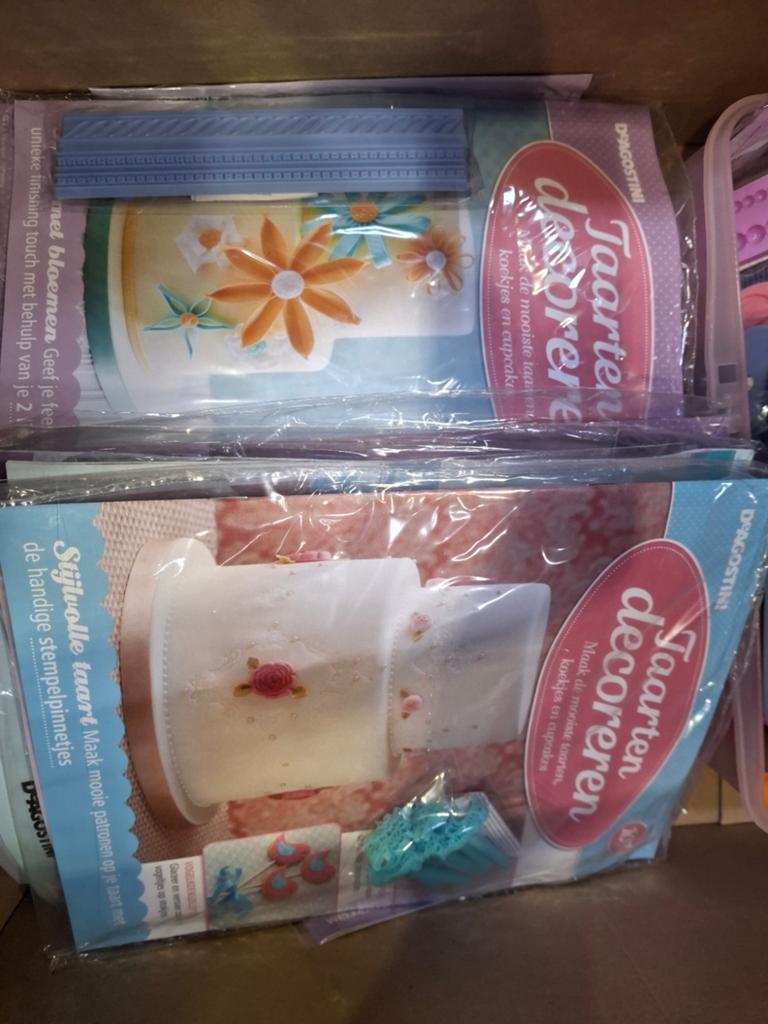 Taarten decoreren tijdschriften met gereedschap en koffer, Ophalen of Verzenden, Nieuw, Taarten of Cupcakes, Boek of Tijdschrift
